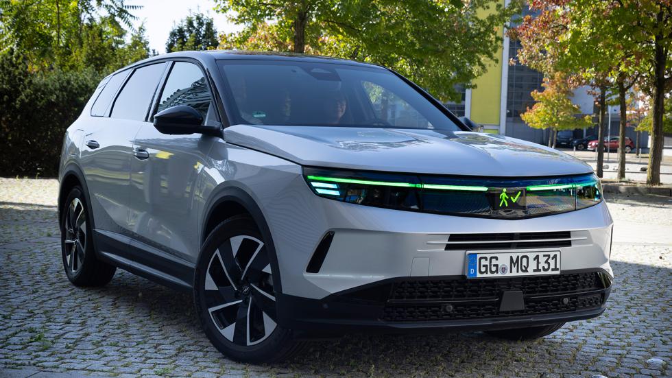 Γερμανικό SUV επικοινωνεί με τους πεζούς μέσω AI - Ποια μάρκα το έχει;